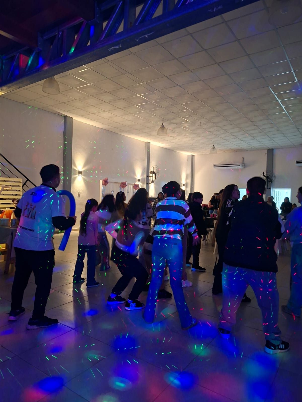 Animación con luces y música en un salón