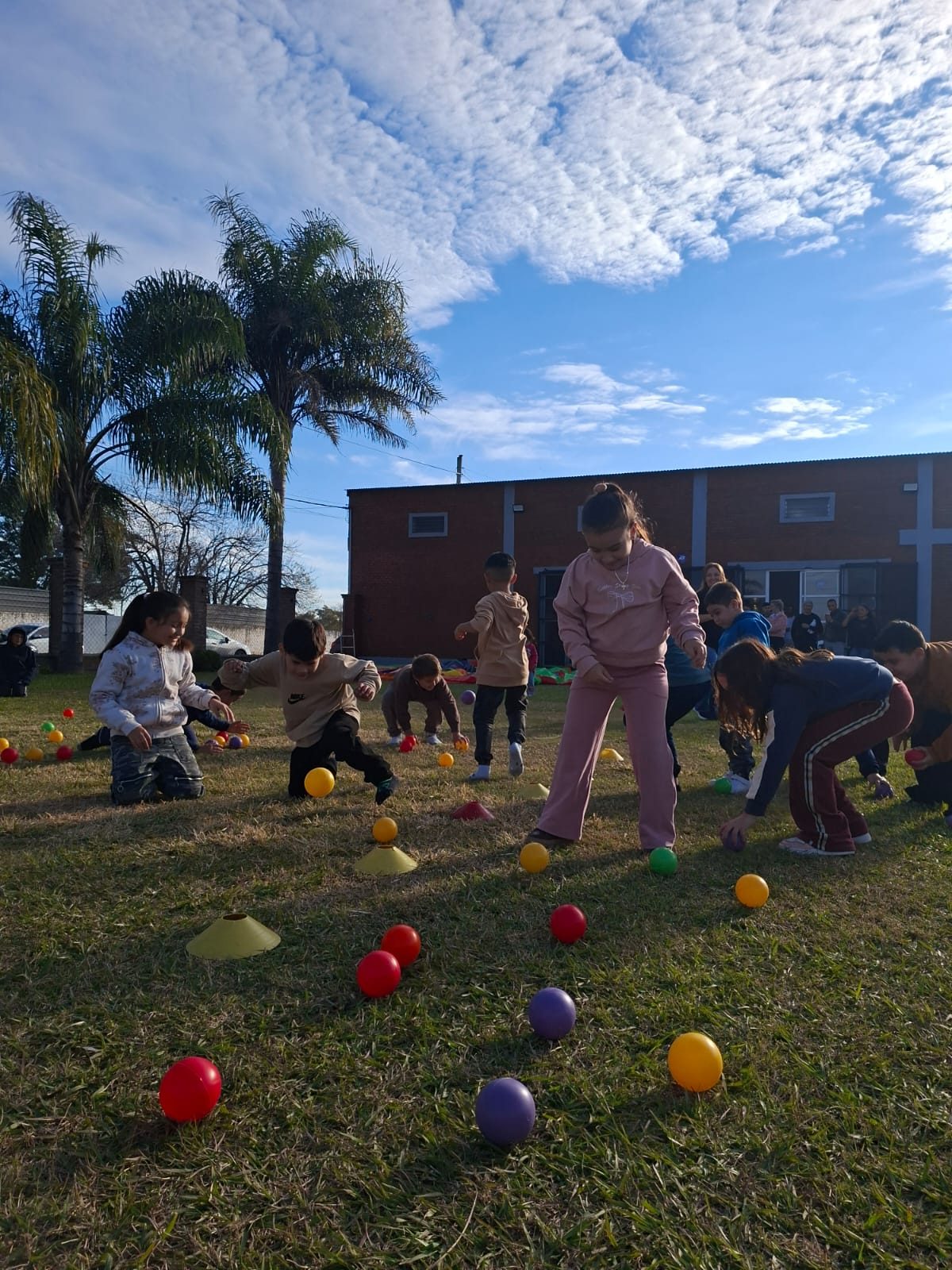Niños jugando en una animación infantil al aire libre