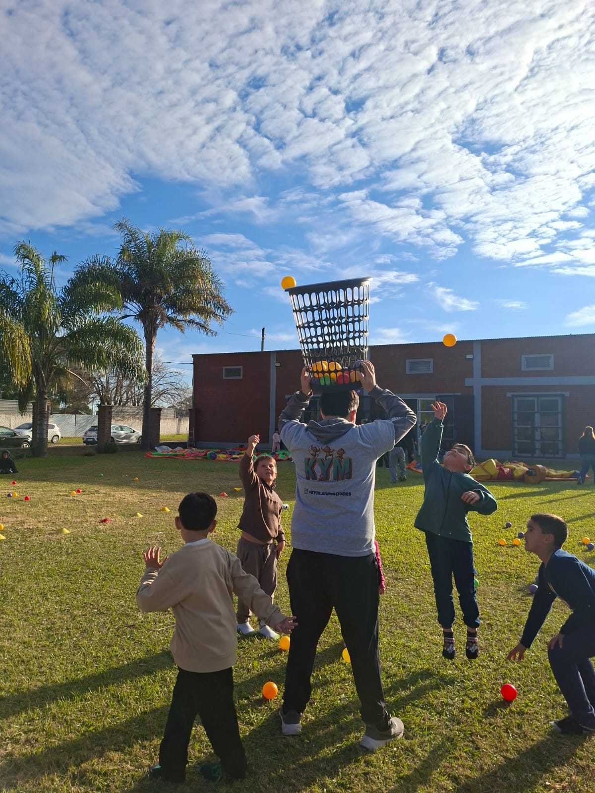 Juego recreativo con niños durante un cumpleaños