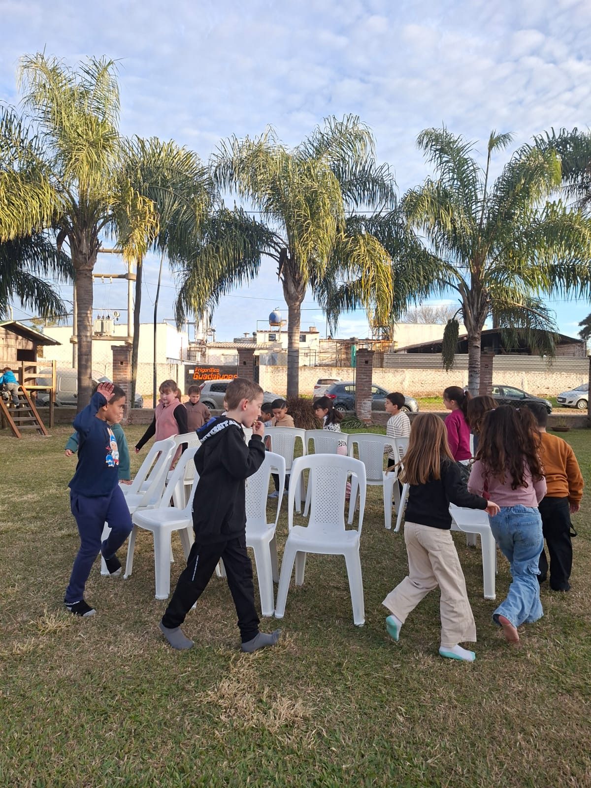 Juego de sillas durante una animación