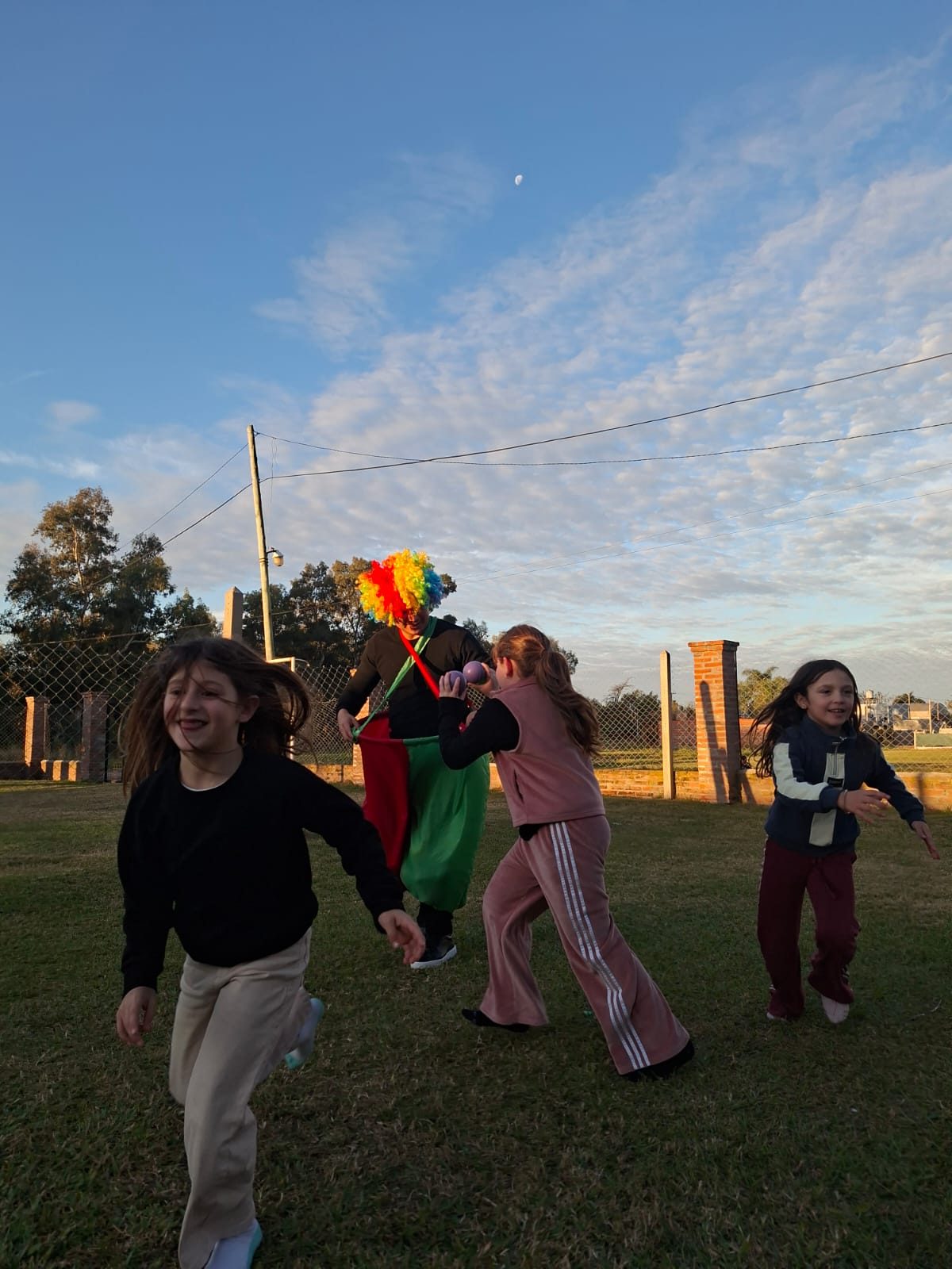 Niños corriendo durante una animación infantil