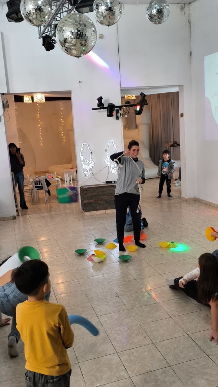 Profe guiando juegos en un salón